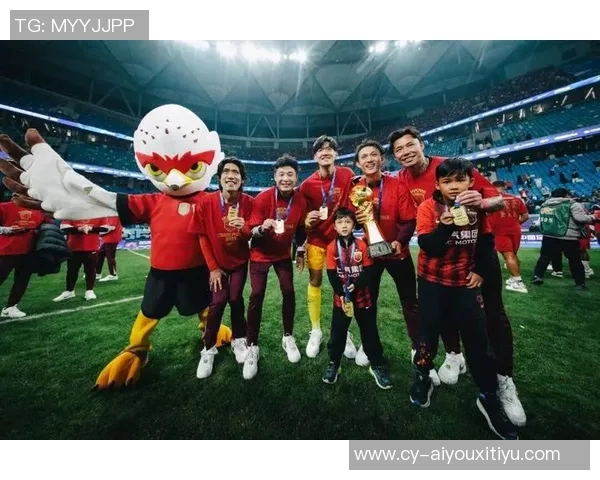 海港新闻官分享球队全家福穆斯卡特居中六名外援齐聚一堂