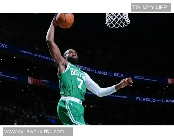 杰伦布朗三节狂砍30分5篮板助力球队进攻势头强劲